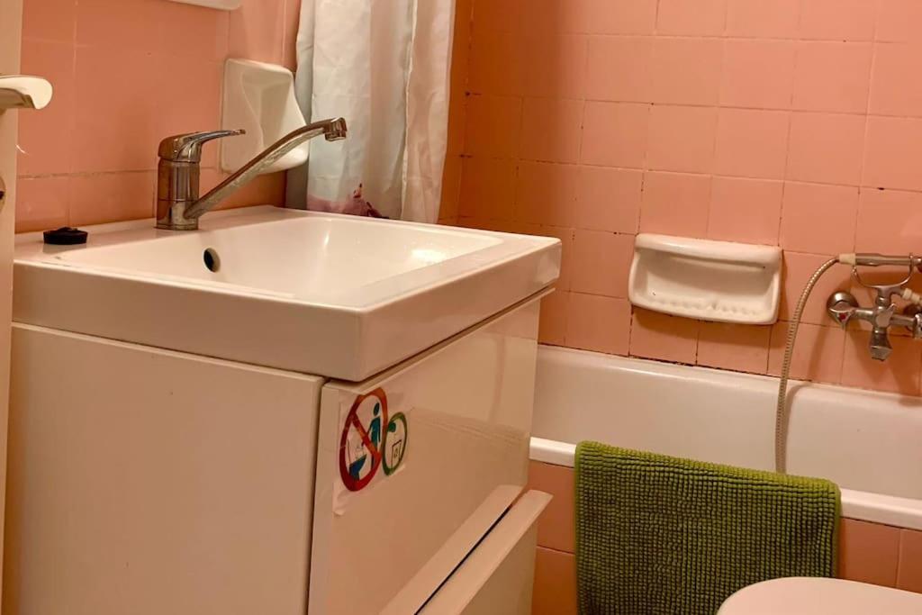 2 Bedroom Apartment 300 Meters Metro Aghios Loanis Athen Eksteriør billede
